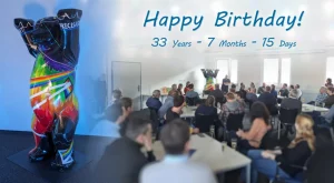 Celebration of the 33rd anniversary with a colorfully painted Berlin bear and assembled employees.