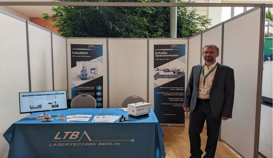 LTB Lasertechnik Berlin auf einer Fachmesse mit ARYELLE 200 Spektrometer und CALIBSO LIBS-System auf Plakat Messestand.