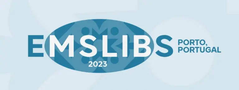 Blaues Logo mit ovaler Form, weißer Schrift und geometrischen Mustern im Hintergrund