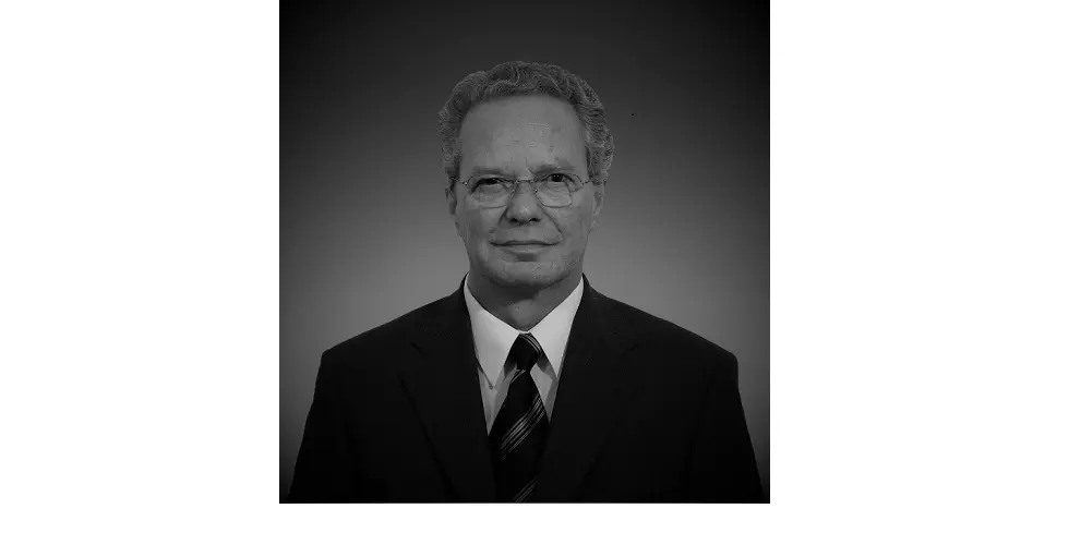 Porträtfoto von Dr. Matthias Scholz, Gründer von LTB Lasertechnik Berlin, in Schwarz-Weiß mit Anzug und Krawatte.